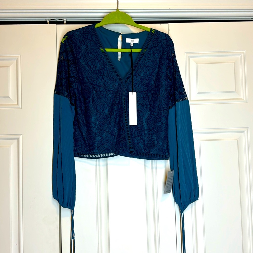 Beautiful detail blouse with lace